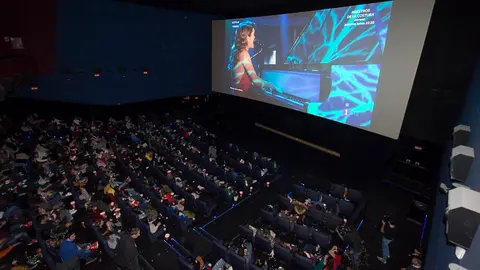 Cientos de personas siguen a Amaia Romero en la final de OT en los cines Yelmo del centro comercial de Itaroa. PABLO LASAOSA (13)