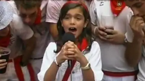 Amaia Romero canta por Marisol a los 10 años en Sanfermines ante las cámaras de Navarramundovisión YOUTUBE (2)
