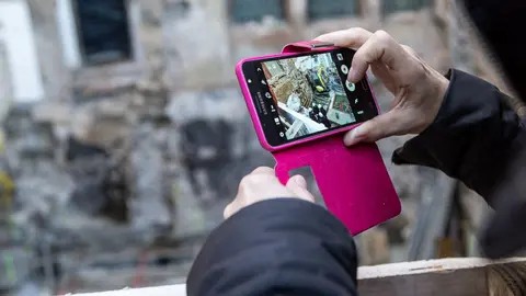 Miembros del Ayuntamiento de Pamplona visitan unas obras en la Plaza del Castillo donde han aparecido restos arqueológicos (21). IÑIGO ALZUGARAY