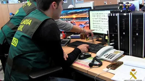 Varios agentes de la Guardia Civil inspeccion ordenadores GC