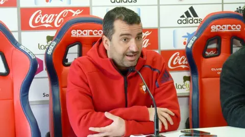 Diego Martínez en rueda de prensa en Tajonar.