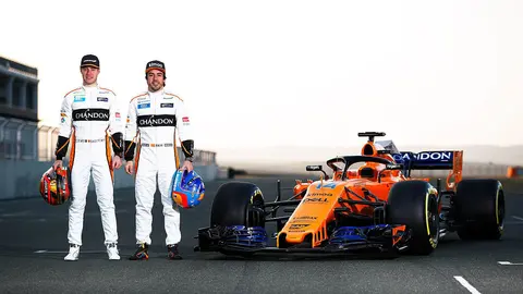 Fernando Alonso y su compañeroa en McLaren, Stoffel Vandoorne, posan en el circuito de Los Arcos. 