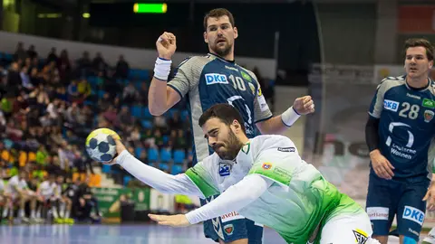 Ander Ugarte. Partido entre Helvetia y el Fuchse Berlín de la Copa EHF. PABLO LASAOSA 09