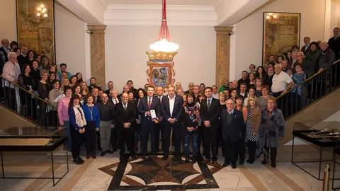 El alcalde de Pamplona, Joseba Asiron, recibe al Orfeón Pamplonés con motivo de la reciente entrega de la Medalla de Oro al Mérito de las Bellas Artes. PABLO LASAOSA 11