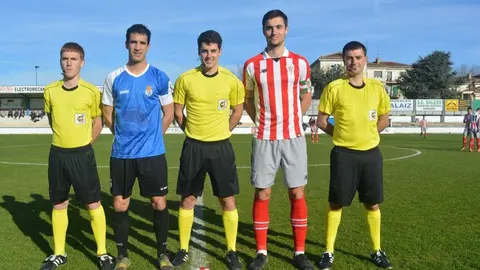 Trio arbitral y capitanes del partido en Tafalla. Peña Sport.