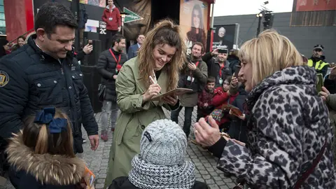 Firma de discos de la ganadora de OT, Amaia Romero, en el Corte Ingles de Pamplona. PABLO LASAOSA 09