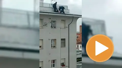 Rescate de una mujer a punto de lanzarse al vacío de una azotea en Alcalá de Guadaira 1
