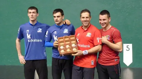 Rezusta y Elezkano (azul)  junto a Olaizola e Imaz.