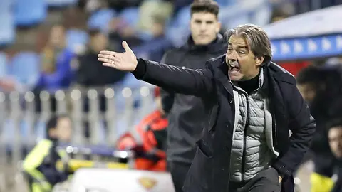 Natxo González junto al banquillo del Real Zaragoza. La Liga.