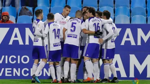 Eguaras se abraza con sus compañeros del Zaragoza. La Liga.