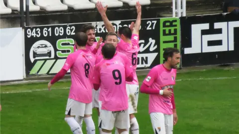 Los jugadores celebran el segundo gol del Tudelano en Irún. Web CD Tudelano.