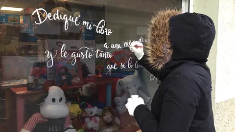 Los poemas saltan a los escaparates de Marcilla con motivo del Día Internacional de la Poesía en una iniciativa del Ayuntamiento y la biblioteca de la localidad. Fotos YO SOY DE MARCILLA (6)