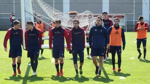 Los canteranos de Osasuna llevando la portería en Tajonar.