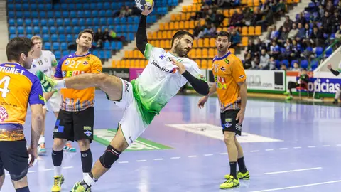 Ander Ugarte durante el partido Helvetia Anaitasuna y Balonmano Benidorm. IÑIGO ALZUGARAY
