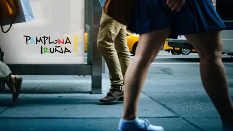 Fotografía de la nueva imagen turística de Pamplona con un saludo a los visitantes y turistas en varios idiomas AYUNTAMIENTO DE PAMPLONA 8