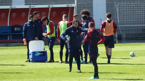 Diego Martínez con sus jugadores en Tajonar.