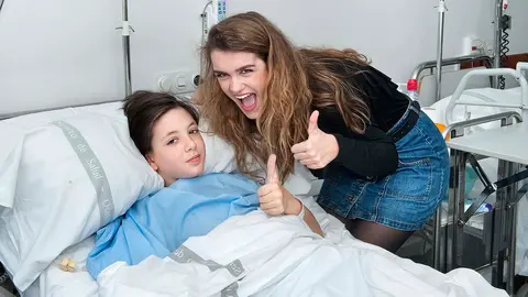 La cantante pamplonesa Amaia Romero durante su visita al CHN. GOBIERNO DE NAVARRA.