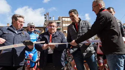 Miguel Induráin participa en el protocolario corte de cinta previo al inicio de la XX edición del Gran Premio ciclista que lleva su nombre (03). IÑIGO ALZUGARAY