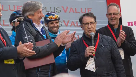 Homenaje a José Miguel Echávarri antes de la salida del XX Gran Premio Miguel Induráin, con la presencia de Eusebio Unzue (22). IÑIGO ALZUGARAY