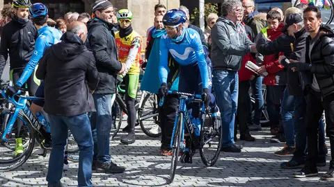 El ciclista murciano del Movistar Team Alejandro Valverde, principal reclamo en la salida de la XX edición del Gran Premio Miguel Induráin (21). IÑIGO ALZUGARAY