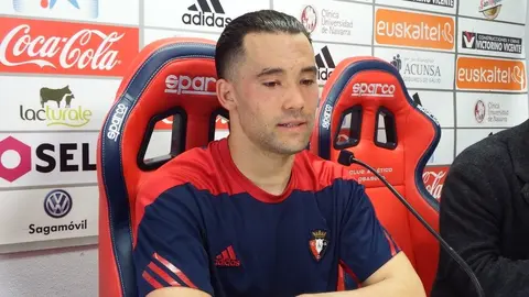 Quique González en rueda de prensa en Tajonar