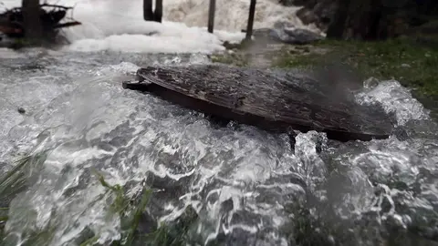 GRAF8787. VILLAVA (NAVARRA, 08/04/2018.- Aspecto que presenta la presa de la Trinidad de Arre, en Villava (Navarra), donde el rio Ultzama ha experimentado una notable crecida tras las intensas lluvias de la últimas horas. El Servicio de Protección Civil del Gobierno de Navarra se mantiene atento a la evolución de la climatología ya que el pronóstico anuncia que continuarán las precipitaciones y seguirá el deshielo en el Pirineo. EFE/Jesús Diges