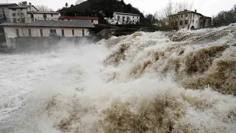Aspecto que presenta la presa de la Trinidad de Arre, en Villava (Navarra), donde el rio Ultzama ha experimentado una notable crecida tras las intensas lluvias de la últimas horas. El Servicio de Protección Civil del Gobierno de Navarra se mantiene atento a la evolución de la climatología ya que el pronóstico anuncia que continuarán las precipitaciones y seguirá el deshielo en el Pirineo. EFE/Jesús Diges