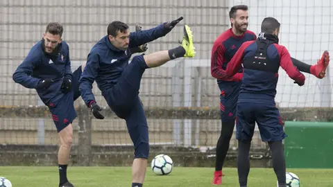 Javier Flaño se ejercita durante el entrenamiento de este martes en Tajonar, tras dos partidos siendo titular. OSASUNA