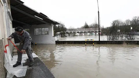 Aspecto que presenta el río Ultzama en la localidad de Villava, en su confluencia con el río Arga que ha desbordado inundando algunas de las calles del pueblo. El nivel de prealerta declarado ayer en Navarra ante las persistentes lluvias y el inicio de desbordamiento de algunos ríos se ha elevado hoy, tras declarar el Gobierno foral el nivel de emergencia Fase I por el riesgo de inundaciones, aunque el mayor riesgo estará en la Ribera esta noche. Así, y a la espera de una reunión que tendrá lugar a lo largo del día en Tudela, se podrían adoptar medidas preventivas de desalojo de algunas zonas del casco antiguo de la capital ribera, las que habitualmente se inundan en estos casos. EFE/ Jesús Diges