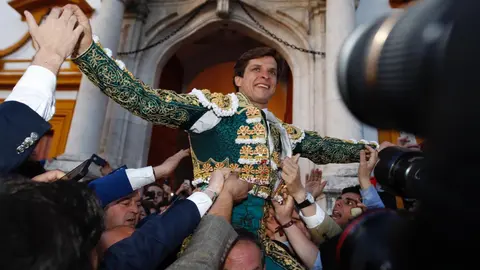 El Juli sale a hombros de la plaza de Sevilla tras el indulto de un toro de Garcigrade