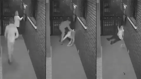 Imagen de la grabación de una cámara de seguridad que ha captado el violento robo a una mujer en un portal de Algeciras TWITTER