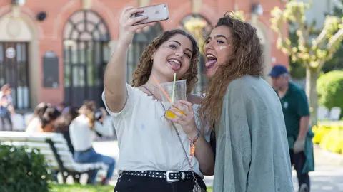 Los universitarios 'calientan motores' de botellón en el Parque de la Media Luna de Pamplona de camino a la Carpa de Primavera de la UPNA (30). IÑIGO ALZUGARAY