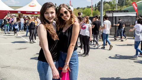 Miles de jóvenes disfrutan de la carpa de Primavera de la UPNA en el patinódromo del Club Deportivo Amaya de Pamplona. IÑIGO ALZUGARAY (1)
