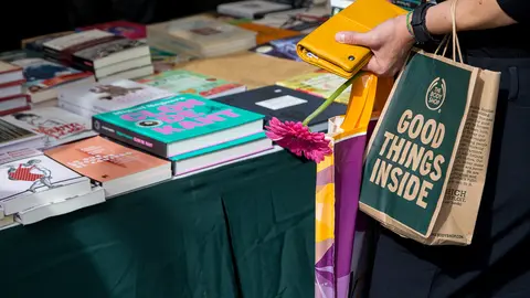 Quince librerías de Pamplona participan con sus casetas en la 'Feria del Libro y de la Flor' con motivo de la celebración del Día del Libro (027). IÑIGO ALZUGARAY