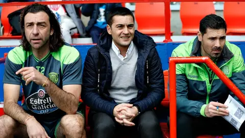 Francisco Rodríguez, en el centro, dirige al Lugo. La Liga.