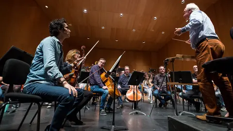 Antoni Wit dirige a la Orquesta del Conservatorio Superior de Música de Navarra y la Sinfónica de Navarra durante un ensayo en Baluarte (02). IÑIGO ALZUGARAY