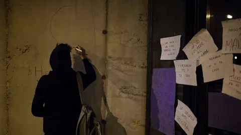 Varias personas pegan carteles y hacen pintadas en la entrada del Palacio de Justicia de Navarra en Pamplona. PABLO LASAOSA 08