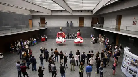 Los gigantes americanos Toko Toko y Braulia han homenajeado con sus bailes al Chunchunero Javier Echeverría Navarlaz PARLAMENTO 2
