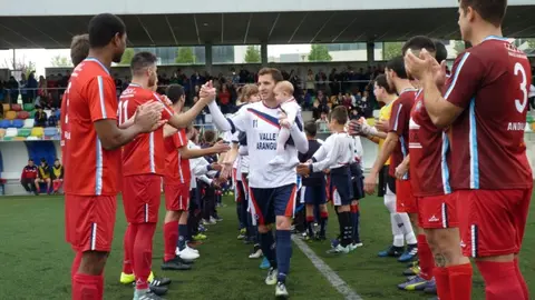 Pasillo de honor a la Mutilvera, ante el River Ega.