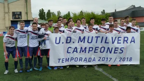 La Mutilvera posa con la pancarta de campeón.