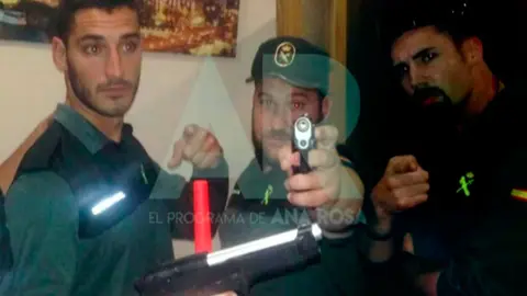 El militar Alfonso Jesús Cabezuelo Entrena (i), José Ángel Prenda (c) y Jesús Escudero vestidos con ropa reglamentaria de la Guardia Civil. AR