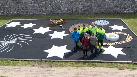 Alumnos de once centros educativos participan en Naturart, una exposición colectiva organizada por el Ayuntamiento en los fosos de la Ciudadela (20). IÑIGO ALZUGARAY