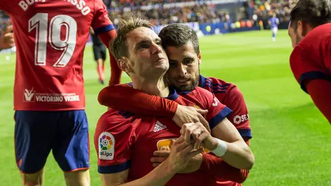 David Rodríguez y Fran Mérida. Partido entre Osasuna y Oviedo disputado en El Sadar (26). IÑIGO ALZUGARAY