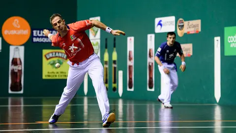 Aimar Olaizola y Daniel Elezkano se enfrentan en semifinales del Campeonato Manomanista. MIGUEL OSÉS_6