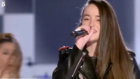 La pamplonesa Sara Ilarregui interpreta Russian Roulette, de Rihanna, en la final de &#39;La Voz Kids&#39;. TELECINCO