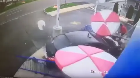 Una niña de 14 años se ha estrellado contra la terraza de una heladería cuando conducía el coche de su padre en Michigan, Estados Unidos YOUTUBE