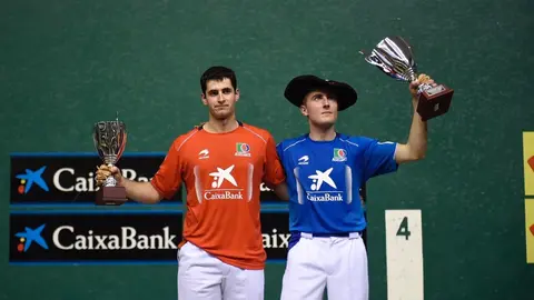 Erasun y Bakaikoa con sus trofeos tras la final de segunda o promoción en el Labrit. Pablo Lasaosa.