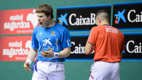 Víctor y Artola se enfrentan en partido de treintaidosavos de final del Torneo de San Fermín del Cuatro y Medio. PABLO LASAOSA 12