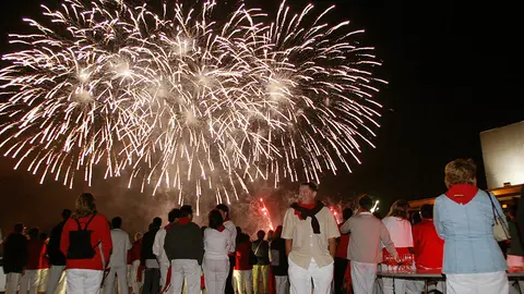 Decenas de personas siguen el concurso de fuegos artificiales de Sanfermines desde la terraza de Baluarte. Foto: BALUARTE