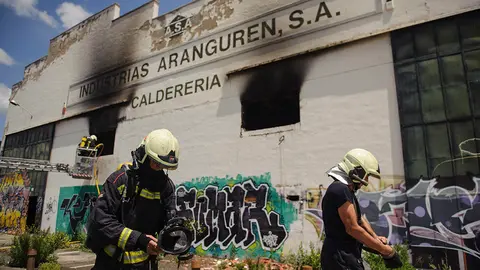 Incendio en una nave abandonada en la Rotxapea. MIGUEL OSÉS_9